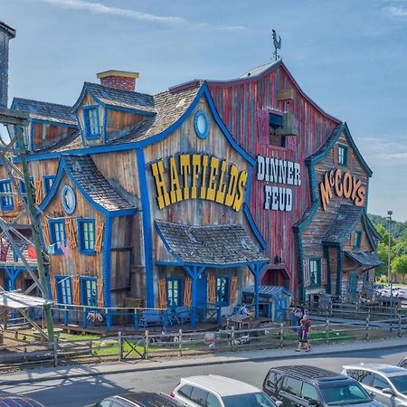 Bear Mountain Hollow-Free Dollywood Ticket- Cozy Cabin With A Hot Tub, Arcade & Deck Close To Town ピジョンフォージ エクステリア 写真