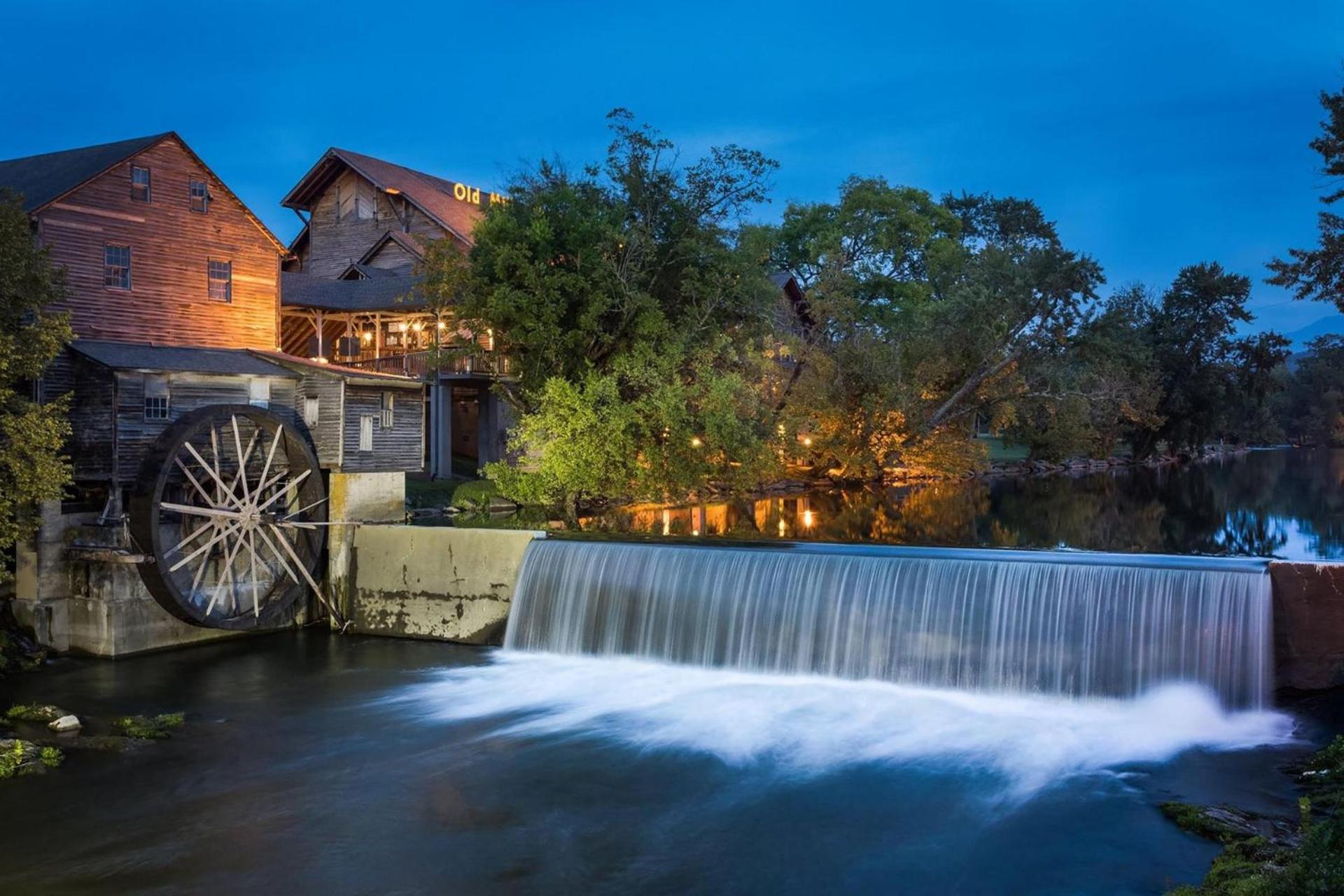 Bear Mountain Hollow-Free Dollywood Ticket- Cozy Cabin With A Hot Tub, Arcade & Deck Close To Town ピジョンフォージ エクステリア 写真