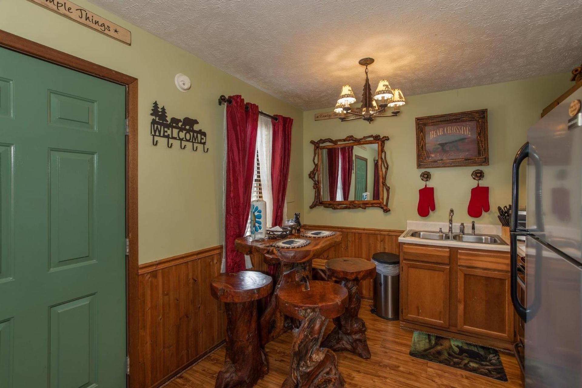 Bear Mountain Hollow-Free Dollywood Ticket- Cozy Cabin With A Hot Tub, Arcade & Deck Close To Town ピジョンフォージ エクステリア 写真