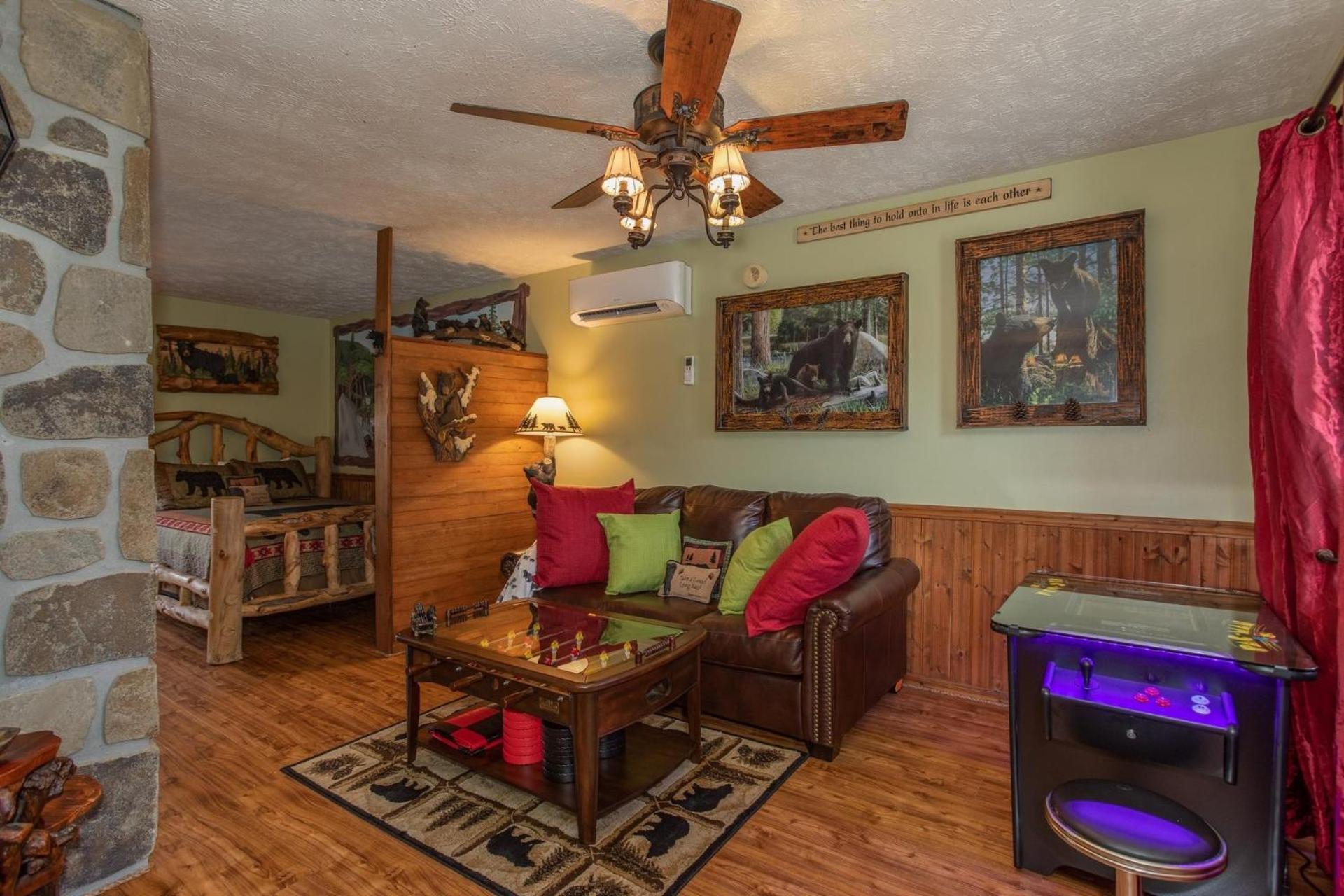 Bear Mountain Hollow-Free Dollywood Ticket- Cozy Cabin With A Hot Tub, Arcade & Deck Close To Town ピジョンフォージ エクステリア 写真